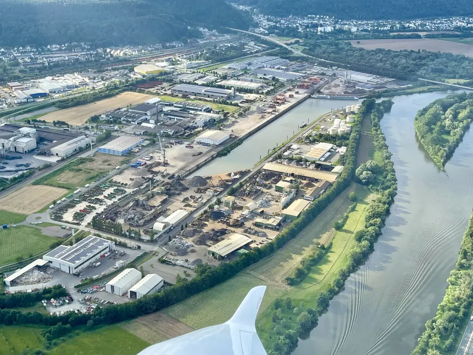 Luftbild von Saar, Hafen und Industriegebiet bei Saarlouis aus dem Cockpit