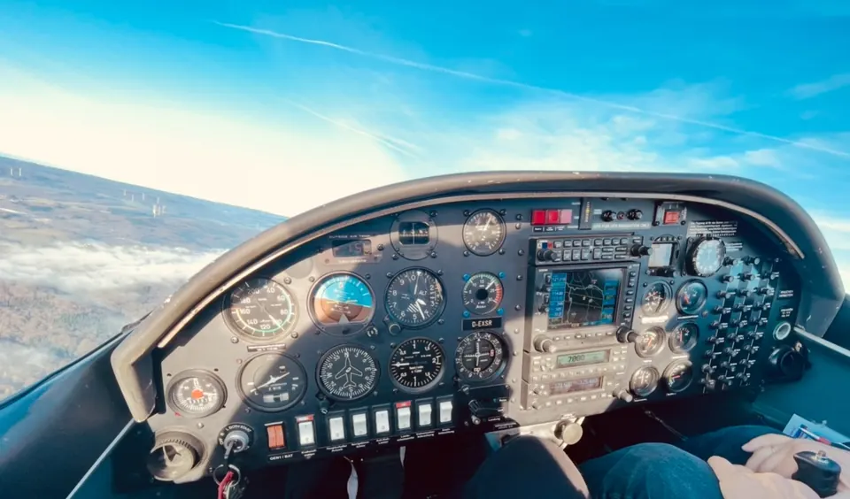 Cockpit der Aquila A210 mit Instrumententafel und Blick auf die Landebahn