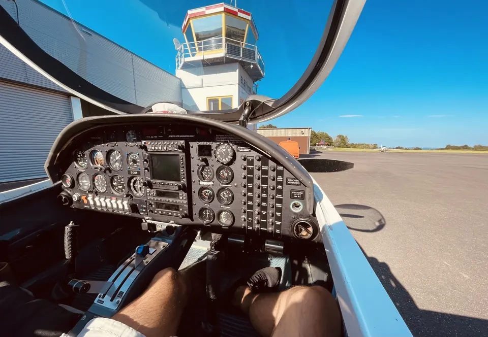 Cockpit der Aquila mit Instrumententafel, im Hintergrund der Tower