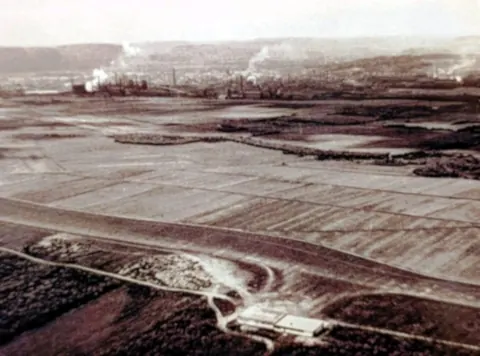 Historische Luftaufnahme von Hüttenwerk und Landschaft im Saarland