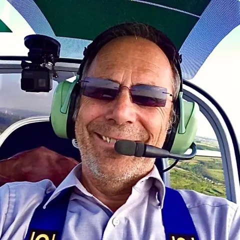 Bernhard Gross, Fluglehrer des Aero-Club Saarlouis, lächelnd im Cockpit