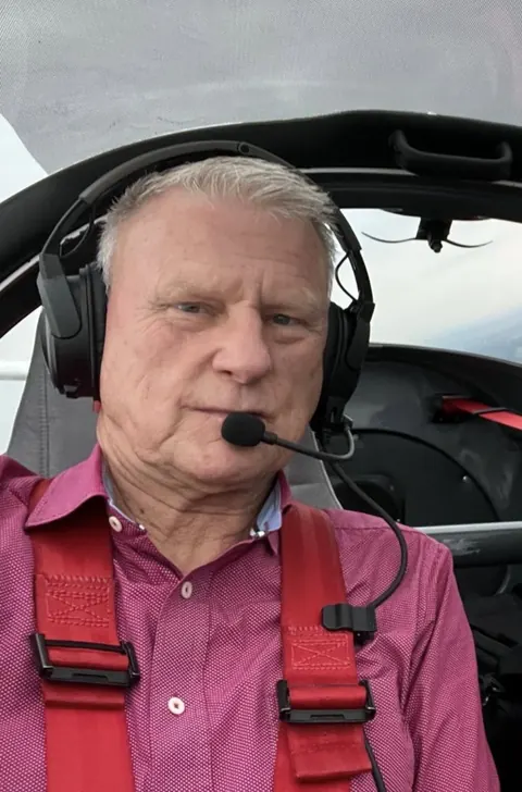 Oliver Henke, Cheffluglehrer des Aero-Club Saarlouis, im Cockpit mit Headset