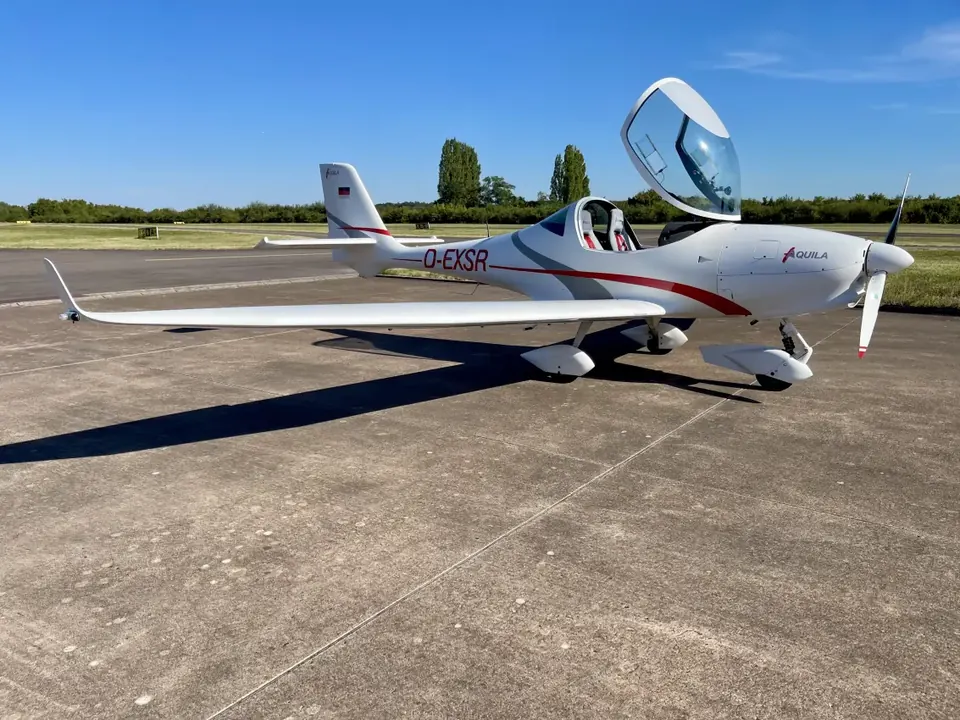 Aquila A210 D-EXSR mit geöffneter Haube auf dem Vorfeld, bereit zum Einsteigen