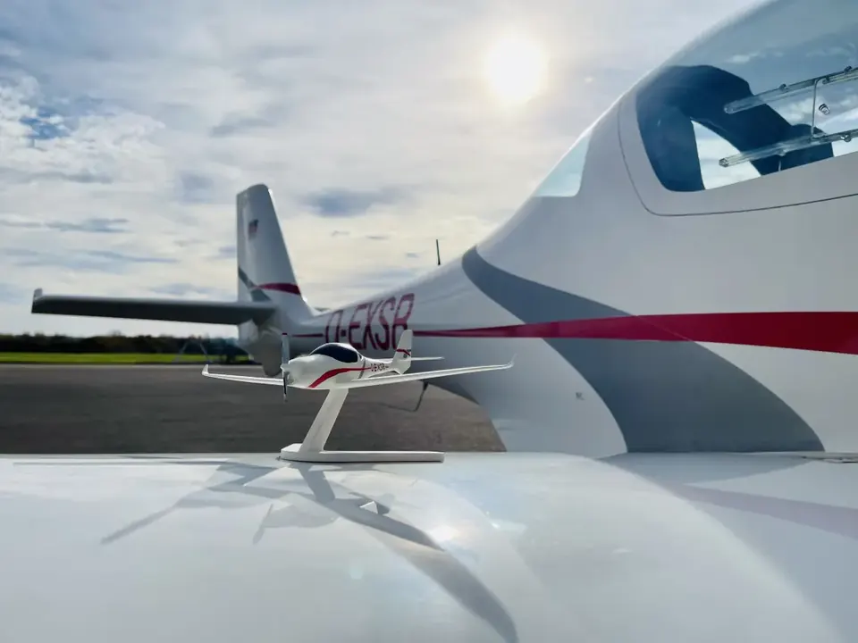 Aquila A210 auf dem Vorfeld