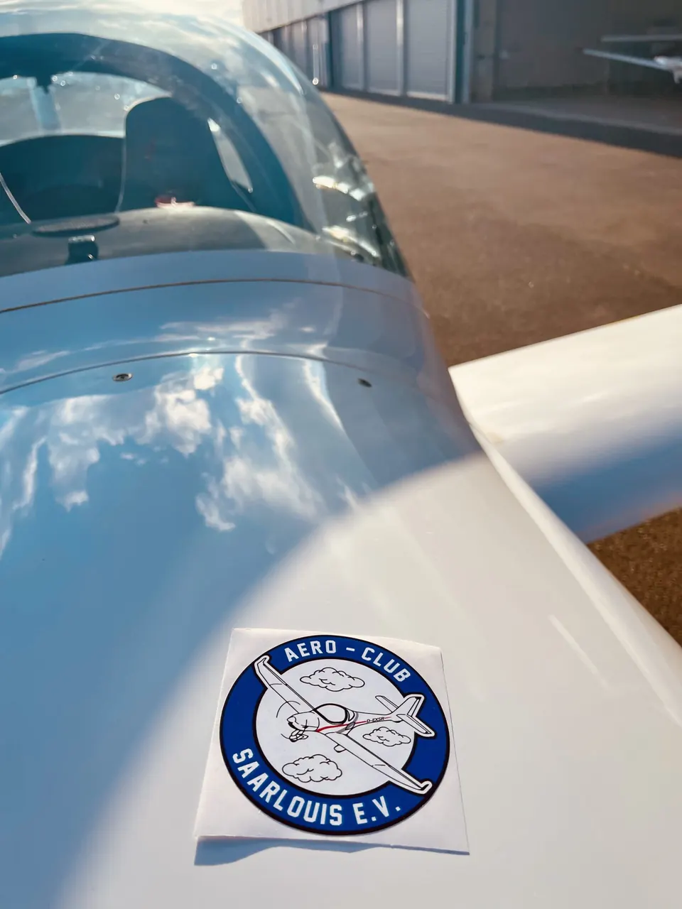 Runder Aufkleber mit dem Vereinslogo des Aero-Club Saarlouis