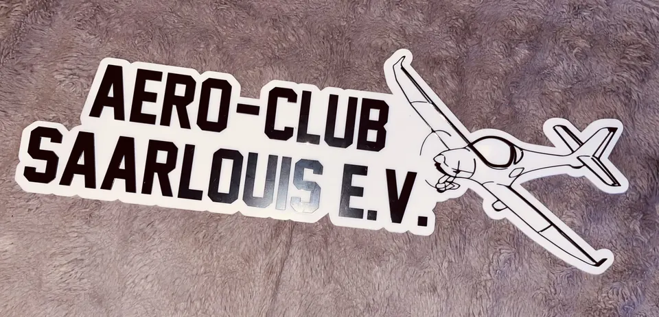 Aufkleber mit Schriftzug „Aero-Club Saarlouis e.V.“ und Flugzeug